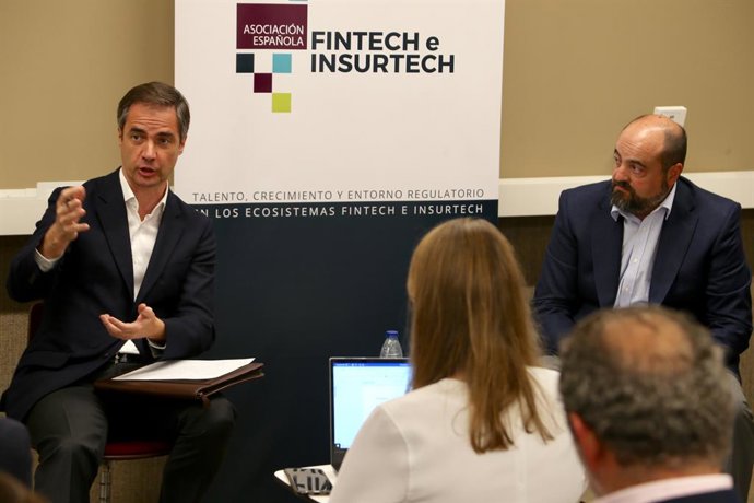 De izquierda a derecha. Asier Uribeechebarría, vocal de WealthTech de AEFI y CEO de Finanbest y Francisco del Olmo, subdirector responsable de Fintech y ciberseguridad de CNMV