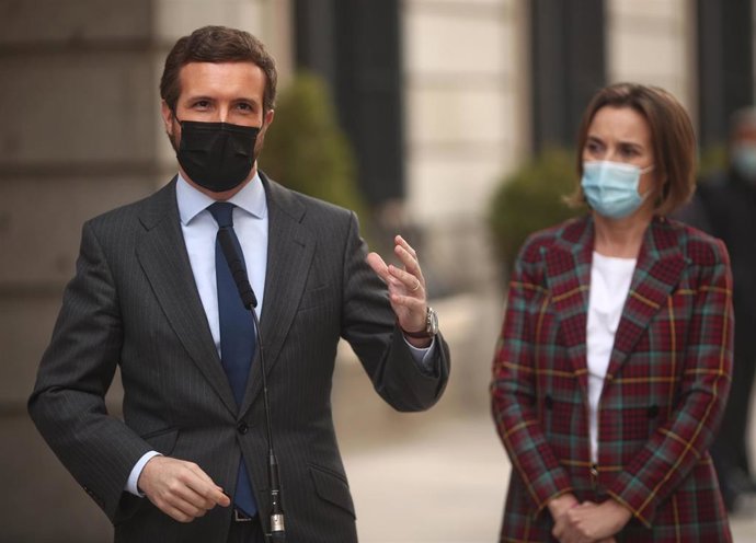 El líder del PP, Pablo Casado, responde a los medios en las inmediaciones del Congreso. Le acompaña la portavoz del Grupo Popular,  Cuca Gamarra. En Madrid (España), a 12 de noviembre de 2020.