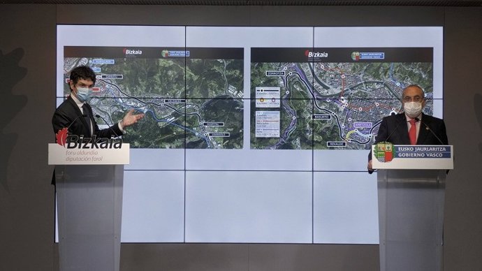 El diputado general de Bizkaia, Unai Rementeria, (izda) y el consejero vasco de Transportes, Iñaki Arriola (dcha)