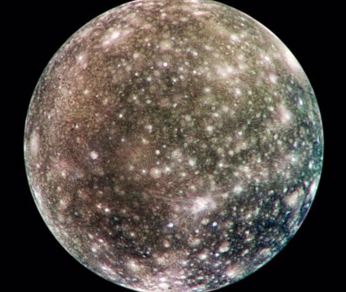 Las cicatrices brillantes en una superficie más oscura dan testimonio de una larga historia de impactos en la luna de Júpiter, Calisto, en esta imagen de Calisto de la nave espacial Galileo de la NASA.