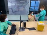 Foto: Normalidad en el proceso de vacunación de personal del sector sanitario en Galicia