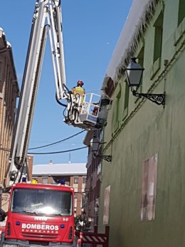 Bomberos de la DPT trabajan en la limpieza de hielo en Calamocha.