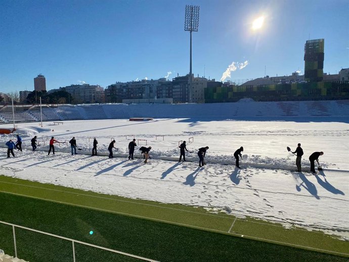 Vocales vecinos de Chamberú y personal del área de Deportes ayudan a retirar la nieve del estadio Vallehermoso.