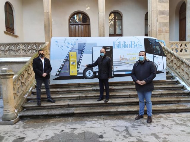El presidente de la Diputación, Javier Iglesias (c), junto a los diputados Antonio Labrador (i) y David Mingo (d), en la presentación de los cajeros automáticos.