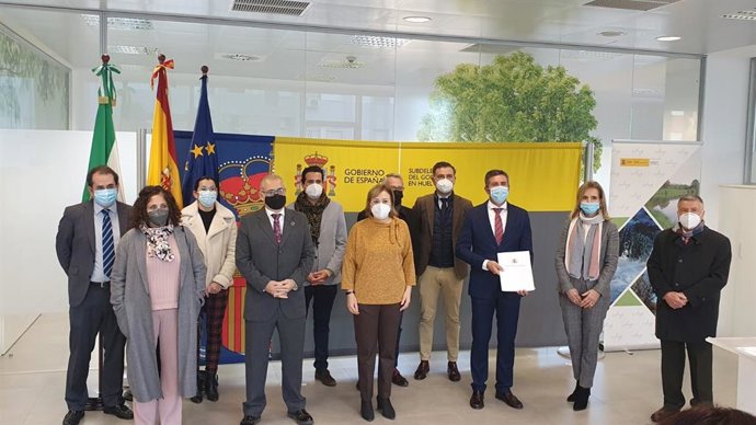 Entrega del documento formal que acredita a la comunida de regantes del Fresno Guadalquivir (Huelva) para el riego de 318 hectáreas.