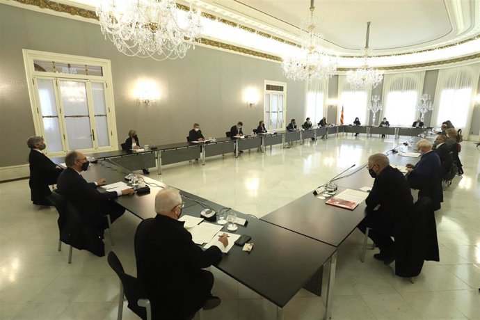 Miembros del Govern de la Generalitat, encabezados por el vicepresidente Pere Aragons, reunidos este jueves en el Palau de Pedralbes de Barcelona con el Síndic de Greuges, Rafael Ribó, representantes del mundo local, y la Taula d'Emergncia Social.
