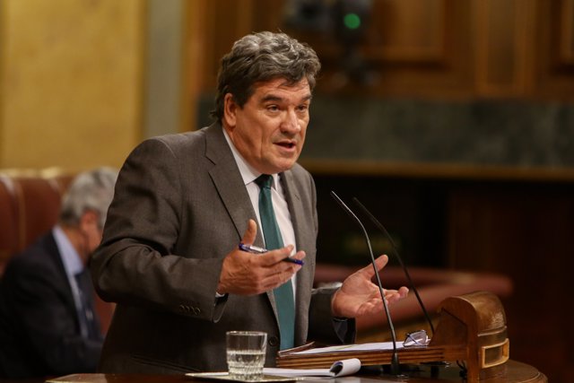 El ministro de Seguridad Social, Inclusión y Migraciones, José Luis Escrivá, interviene durante una sesión de control al Ejecutivo