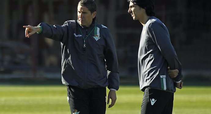 Juan Carlos Garrido dirigiendo al Betis en la temporada 2013-2014