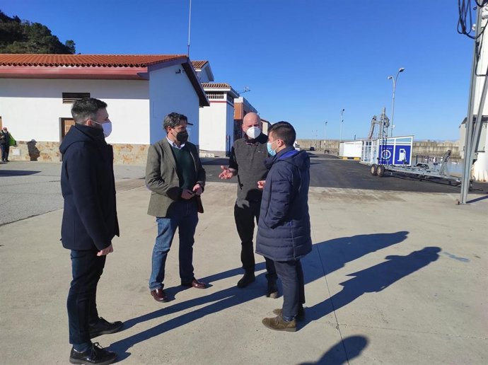 El viceconsejero de Infraestructuras, Movilidad y Territorio, Jorge García, durante su visita a Cudillero