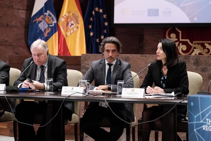 El presidente del Parlamento de Canarias, Gustavo Matos, y la presidenta del Senado, Pilar Llop, en la reunión del comité permanente de la Calre