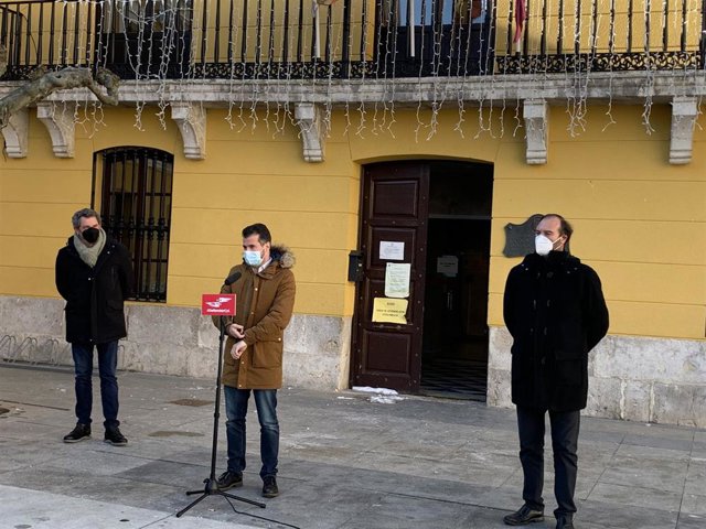 El secretario general del PSCyL, Luis Tudanca, en Tudela de Duero (Valladolid), junto al alcalde de la localidad, Javier Gómez Potente (dcha), y el secretario provincial, Manuel Escarda.