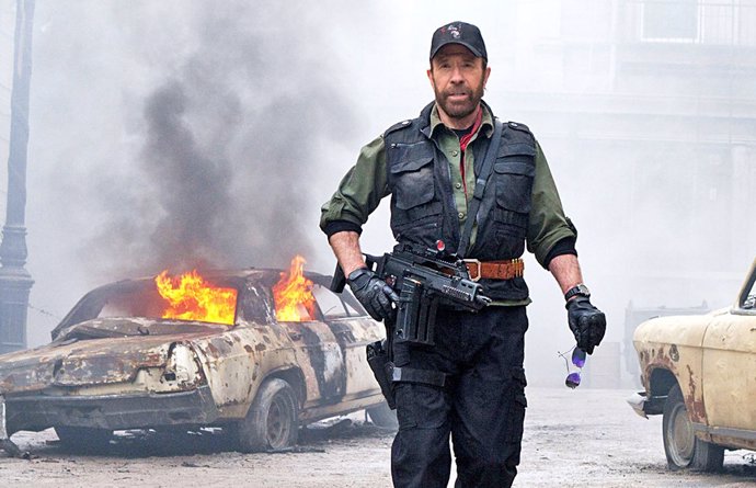 Chuck Norris niega su participación en el asalto al Capitolio tras las fotos de su doble en Twitter