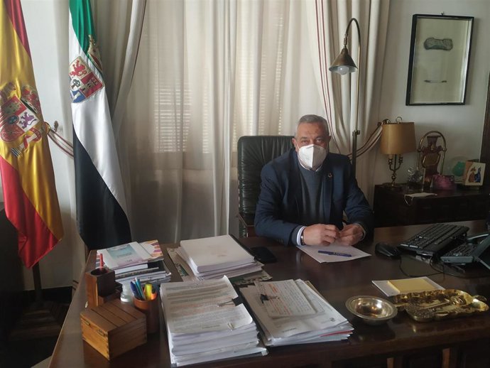 El presidente de la Diputación de Cáceres, Carlos Carlos Rodríguez, en su despacho