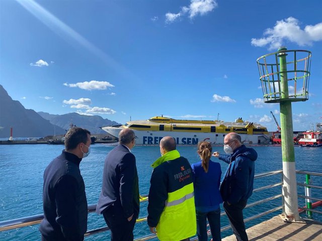 Liaño conversa con la alcaldesa de Agaete sobre el 'Bentago Express' ya atracado de costado en el puerto de Las Nieves y junto a ellos sse encuentra el delegado del Gobierno en Canarias y el Capitán Marítimo de Las Palmas