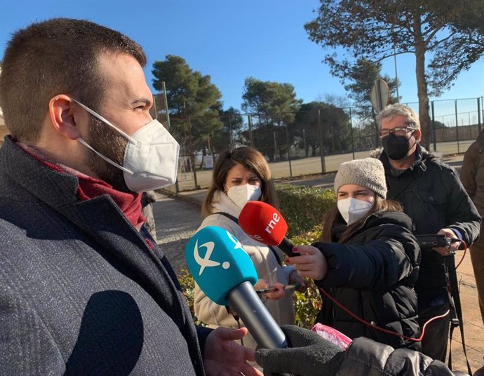 El alcalde de Cáceres atiende a los medios antes de la entrega de geles hidroalcohólicos a colegios