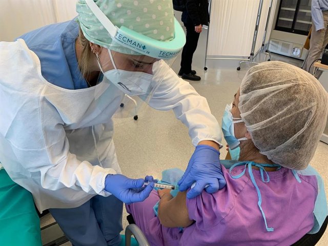 Inicio de la fase de vacunación al personal en primera línea de la COVID-19 en Baleares.