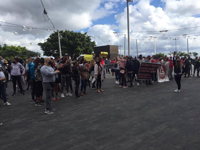 Protesta de propietarios de gimnasios y trabajadores contra el cierre ordenado por el Gobierno de Canarias