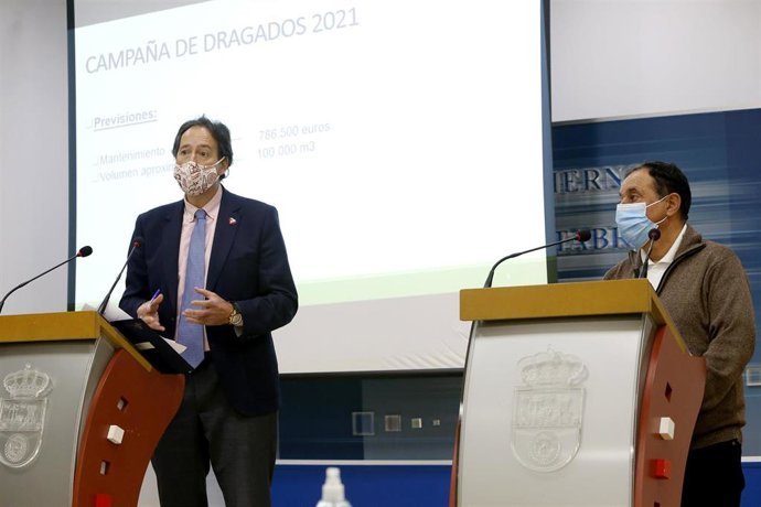 El consejero de Obras Públicas, Ordenación del Territorio y Urbanismo, José Luis Gochicoa, acompañado por el presidente de la Federación de Cofradías de Pescadores de Cantabria, Miguel Fernández, presenta el plan plurianual de dragados