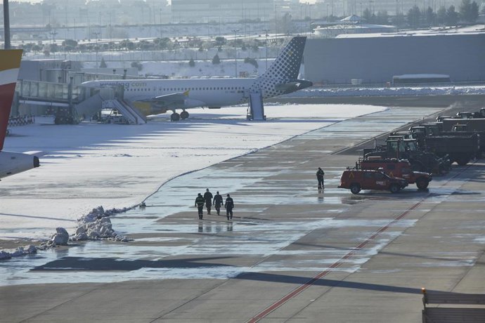 Hielo en el aeropuerto de Barajas tras la gran nevada en Madrid