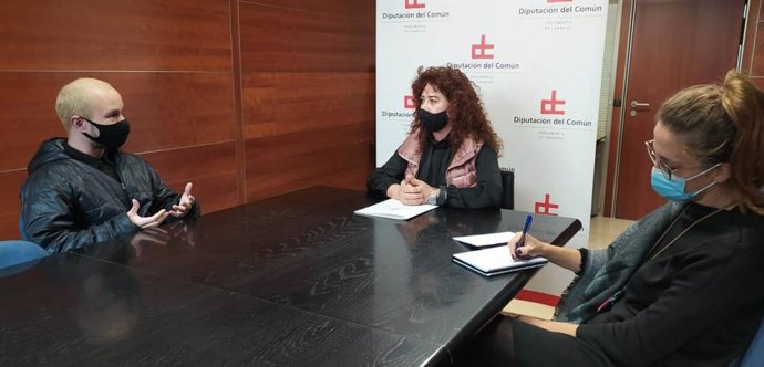La adjunta de Igualdad de la Diputación del Común, Beatriz Barrera, en una reunión con la asociación 'Transgirls'