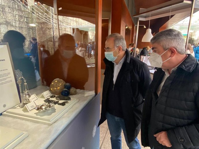 El alcalde de Santiago, Xosé Sánchez Bugallo, visita locales de joyería.
