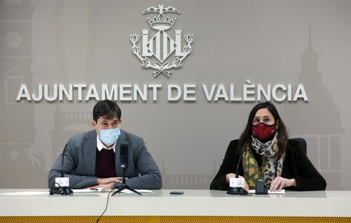 Los ediles de Hacienda, Borja Sanjuán, y del Ciclo Integral del Agua, Elisa Valía, en el Ayuntamiento de Valncia durante la rueda de prensa. 