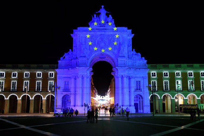 01 January 2021, Portugal, Lisbon: The Rua Augusta arch lights up in the European Union flag colours marking the beginning of Portugal's President of the European Union Council. Photo: Pedro Fiuza/ZUMA Wire/dpa