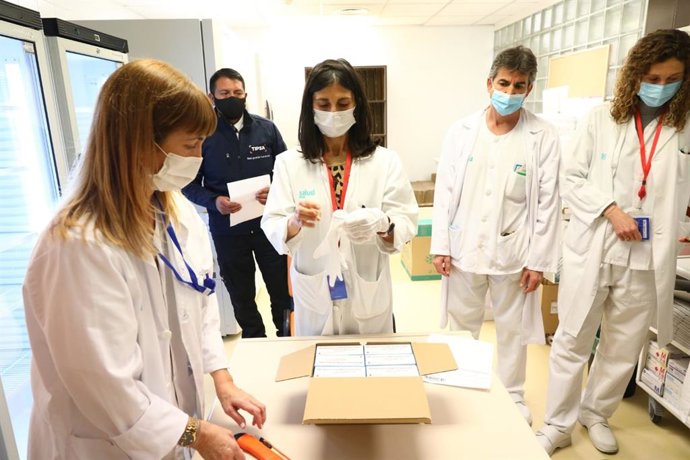 Aragón recibe las 1.200 primeras dosis de la vacuna de Moderna frente a la COVID-19.