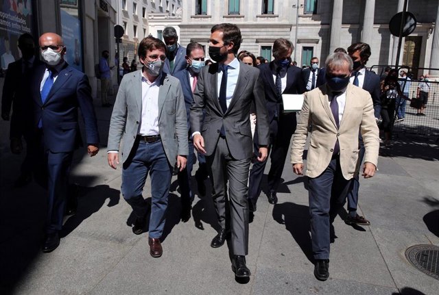 El alcalde de Madrid, José Luis Martínez-Almeida, y el líder del PP, Pablo Casado, caminan por las inmediaciones del Congreso de los Diputados. En Madrid (España), a 10 de septiembre de 2020.