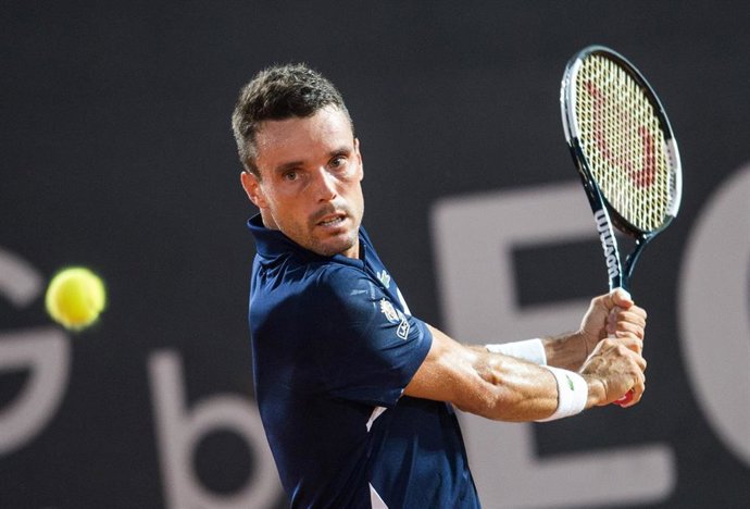 Roberto Bautista golpea una bola durante un torneo de la ATP