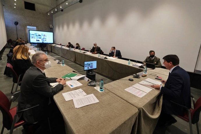 El vicepresidente de la Junta y consejero de Turismo, Juan Marín, ha presidido este miércoles la Mesa del Turismo, a la que ha presentado el Plan de Acción 2021.