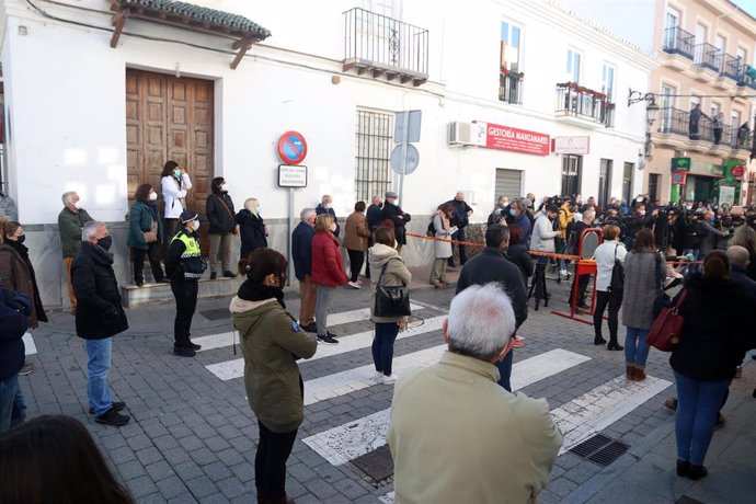 Concentración y lectura de manifiesto en repulsa al ataque con ácido a dos jóvenes y para mostrar apoyo a las víctimas y familiares, en la casa consistorial de la localidad malagueña de Cártama.