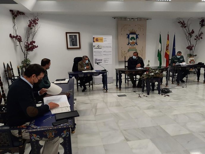 El subdelegado del Gobierno en Sevilla, Carlos Toscano, en una visita a Brenes.