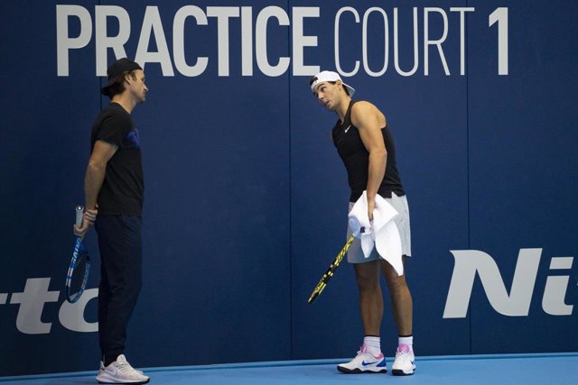Rafael Nadal habla con Carlos Moyà durante un entrenamiento en las Finales de la ATP 2020