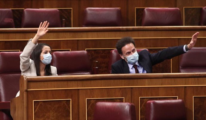 La presidenta de Ciudadanos, Inés Arrimadas, y el portavoz adjunto de Ciudadanos en el Congreso, Edmundo Bal, protestan en el hemiciclo.