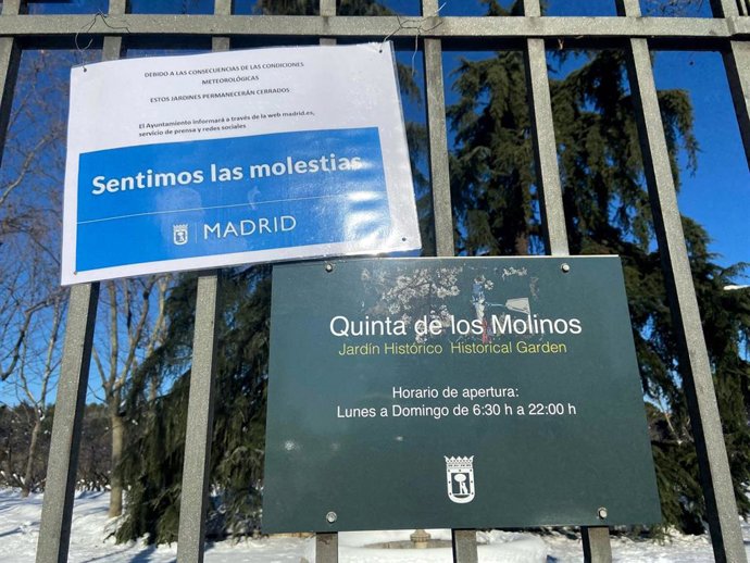 Cartel anunciando el cierre temporal del Parque Quinta de Los Molinos.