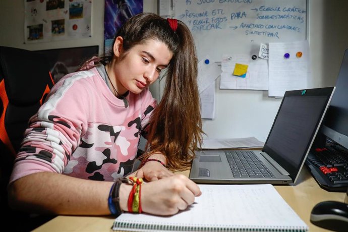 Joven estudia a distancia.