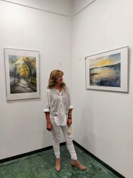 Monse Millas Delante De Dos De Sus Obras