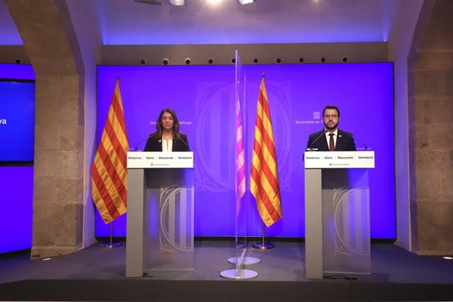 La consellera de Presidència i portaveu del Govern, Meritxell Budó, i el vicepresident de la Generalitat, Pere Aragonès, en una roda de premsa telemàtica.