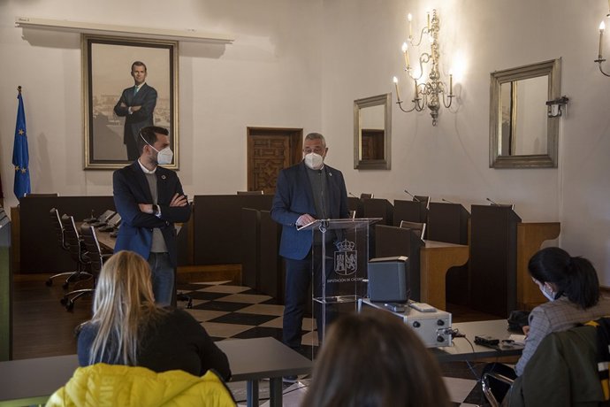 El presidente de la Diputación de Cáceres y el vicepresidente Tercero en una rueda de prensa
