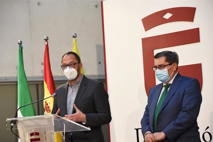 El vicepresidente primero del Congreso y diputado del PSOE por Sevilla, Alfonso Rodríguez Gómez de Celis, en una visita a la Diputación de Granada junto a su presidente, José Entrena.