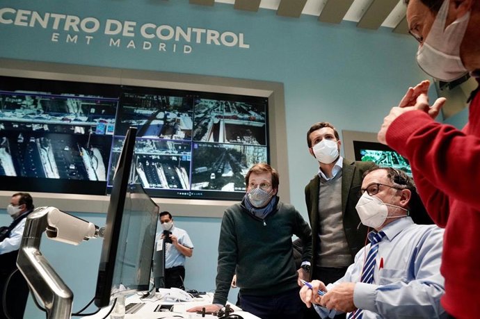 El líder del PP, Pablo Casado, visita la sede de la EMT junto al alcalde de Madrid, José Luis Martínez-Almeida. En Madrid, a 13 de enero de 2021.