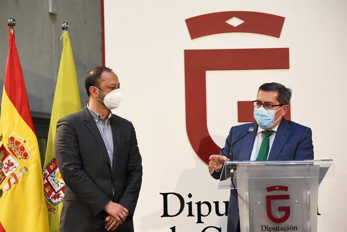 El presidente de la Diputación de Granada, José Entrena, atiende a los medios junto al vicepresidente primero del Congreso de los Diputados, Alfonso Rodríguez Gómez de Celis.