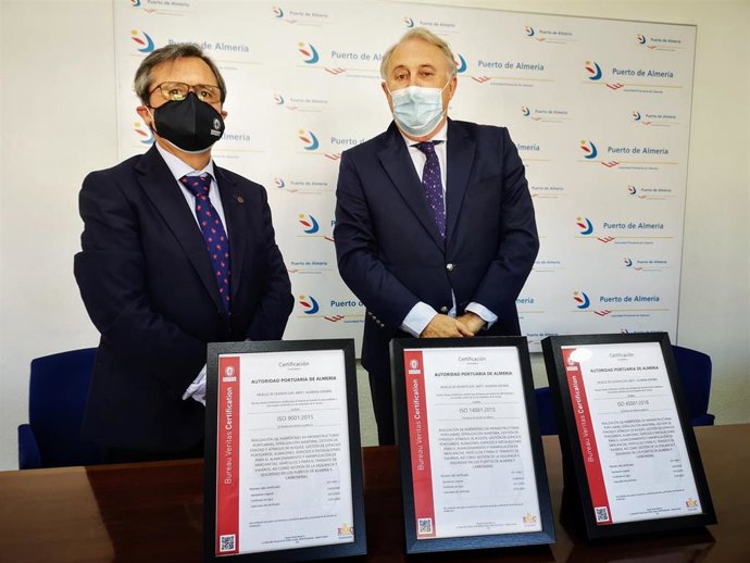 Entrega de las certificaciones al presidente de la APA, Jesús Caicedo