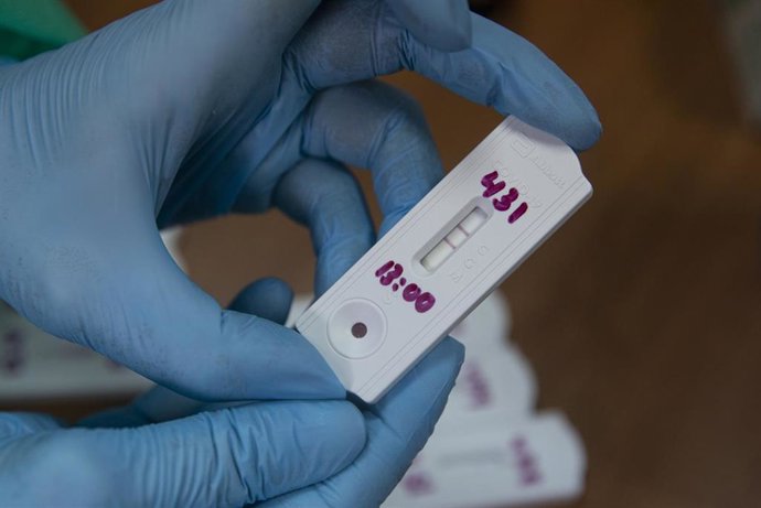 En la imagen, un test rápido de resultado positivo utilizado en las pruebas de cribado masivo