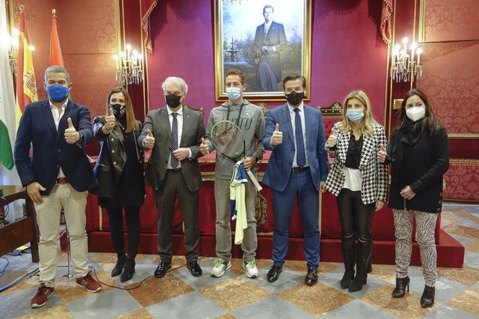 El Ayuntamiento de Granada recibe al tenista profesional granadino Roberto Carballés
