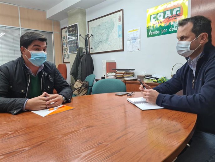 Reunión del diputado por Ciudadanos en el Parlamento de Andalucía, Enrique Moreno, con el secretario general de COAG Jaén, Juan Luis Ávila