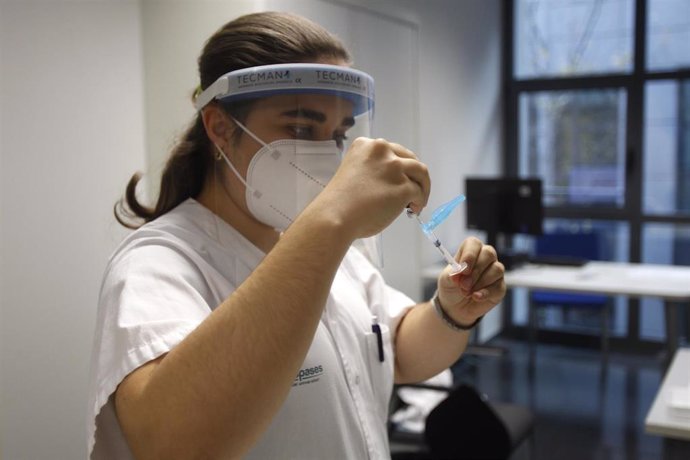 Una enfermera prepara la vacuna Pfizer-BioNtech contra el COVID-19 antes de administrársela a un profesional sanitario en el Hospital Son Espases de Palma de Mallorca, en Mallorca, Islas Baleares (España), a 13 de enero de 2021.