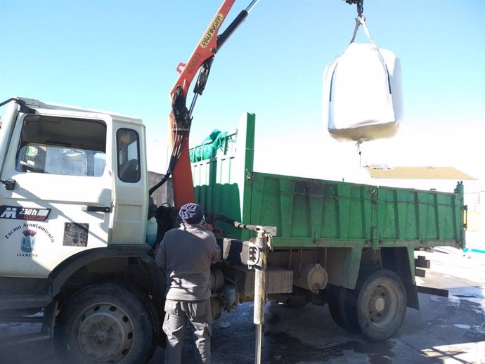 Un camión carga sal para distribuirla entre los ayuntamientos.