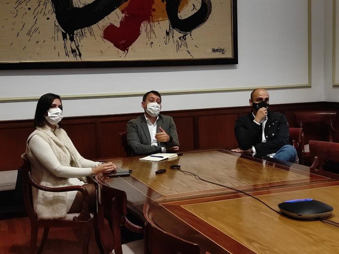 La concejal de Promoción Económica, Evelyn Alonso, el alcalde de Santa Cruz de Tenerife, José Manuel Bermúdez y el consejero delegado de la Sociedad de Desarrollo, Alfonso Cabello, en una reunión con representantes de la hostelería y el comercio